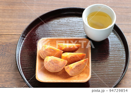 カットされた柿とお茶 早生柿 カットされた柿とお茶 早生柿 94729854