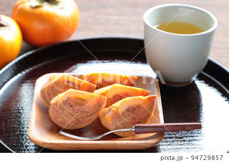 カットされた柿とお茶 早生柿 カットされた柿とお茶 早生柿 94729857