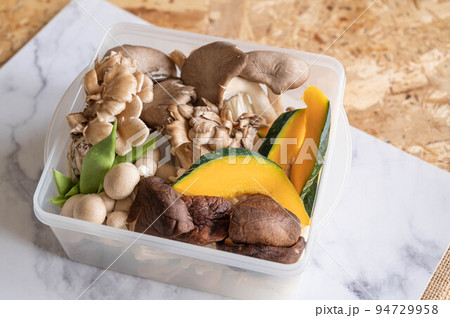 耐熱容器に入ったキノコたち 94729958
