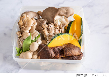 耐熱容器に入ったキノコたち 94729959