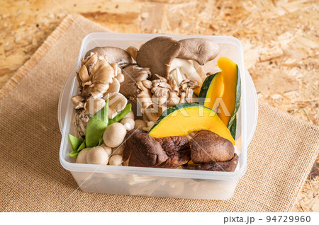 耐熱容器に入ったキノコたち 94729960
