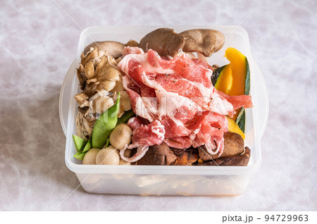 耐熱容器に入ったキノコとのせた豚肉 耐熱容器に入ったキノコとのせた豚肉 94729963