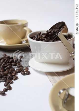 コーヒー豆とコーヒーカップ【白背景】 94730198
