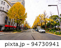 秋の横浜　山下公園通りのイチョウ並木（神奈川県横浜市） 94730941