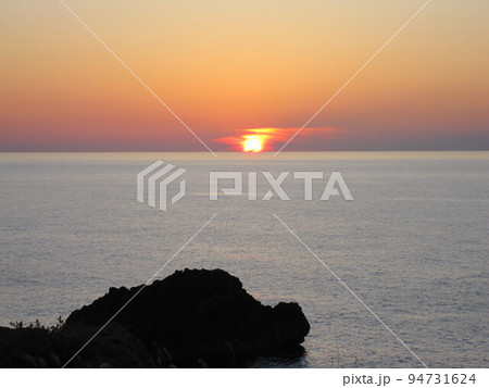 佐渡春日崎に沈む夕陽 94731624