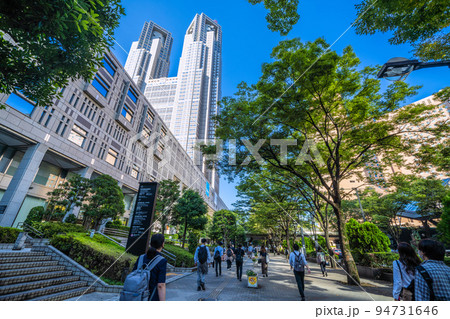 日本の東京都市景観 新宿副都心・朝の通勤(多くは新宿駅から)風景。左に都庁など=9月26日 日本の東京都市景観 新宿副都心・朝の通勤(多くは新宿駅から)風景。左に都庁など=9月26日 94731646