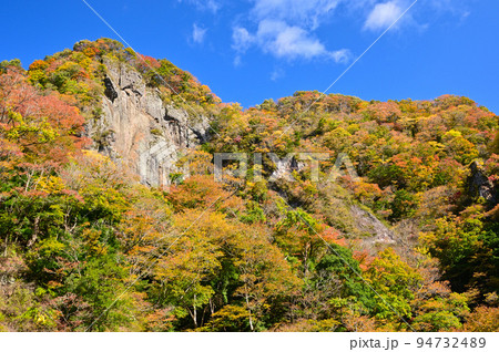 袋田の滝周辺の紅葉の山 袋田の滝周辺の紅葉の山 94732489