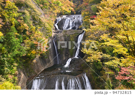 紅葉シーズンを迎えた袋田の滝 紅葉シーズンを迎えた袋田の滝 94732815