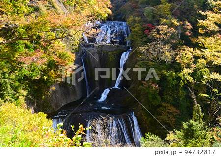 紅葉シーズンを迎えた袋田の滝 94732817