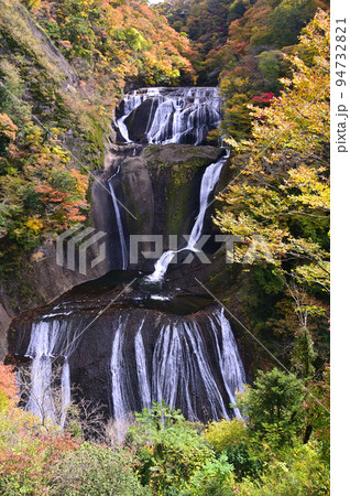 紅葉シーズンを迎えた袋田の滝 紅葉シーズンを迎えた袋田の滝 94732821