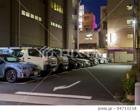 駐車場・夜のコインパーキング 94733238