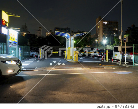 駐車場・夜のコインパーキング 94733242