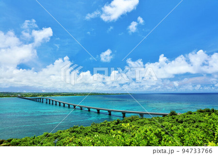 沖縄　宮古島　青空の来間大橋と海 94733766