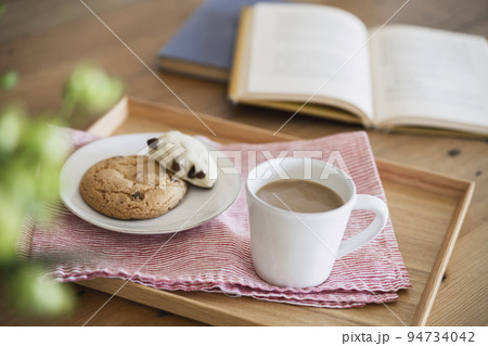 カフェオレとクッキー　コーヒーブレイク　イメージ 94734042