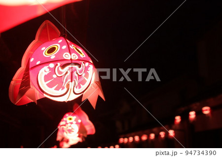 金魚ちょうちんと白壁の町並み！柳井市 山口県観光　夏の思い出！ねぷた提灯　 94734390