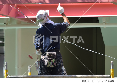 マンション大規模修繕　塗装工の作業風景 94734606
