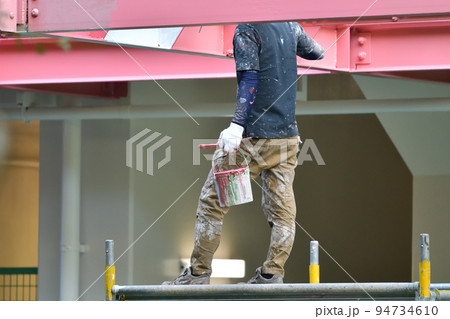 マンション大規模修繕　塗装工の作業風景 94734610