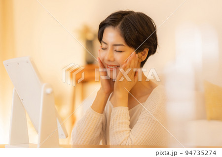 夜のリビング　女性　ビューティ　 94735274