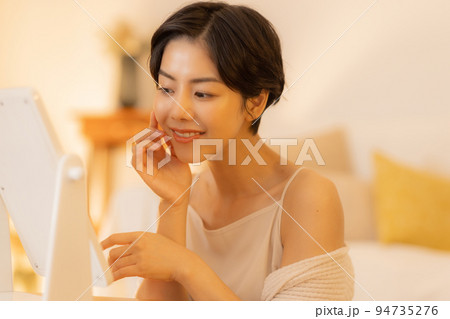 夜のリビング　女性　ビューティ　 94735276