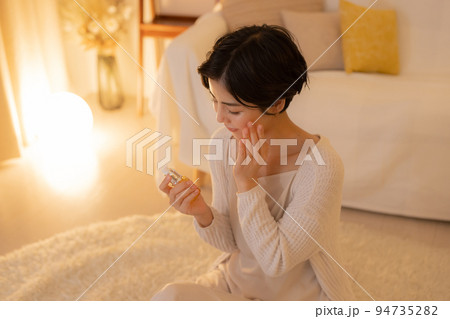 夜のリビング　女性　ビューティ 94735282