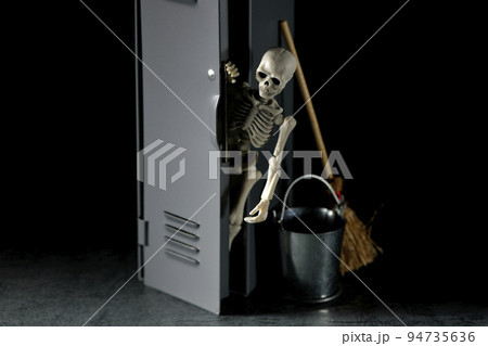 掃除用ロッカーから出てくる骸骨 94735636