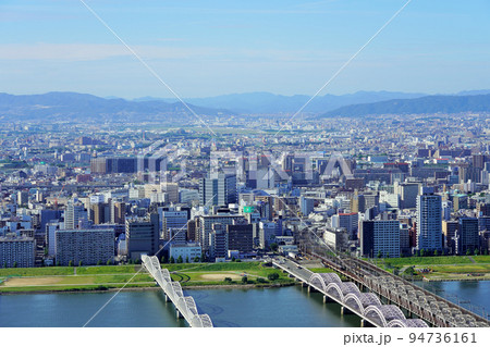 梅田スカイビルから見た淀川と十三方面（2022年秋） 94736161