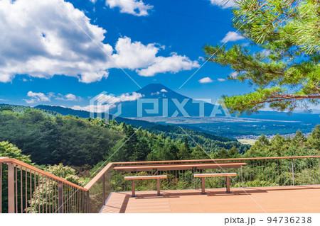 （山梨県）二十曲峠にオープンした富士山展望テラス「SORA no IRO」 94736238