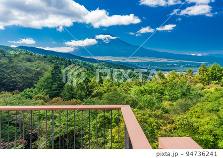 （山梨県）二十曲峠にオープンした富士山展望テラス「SORA no IRO」 94736241