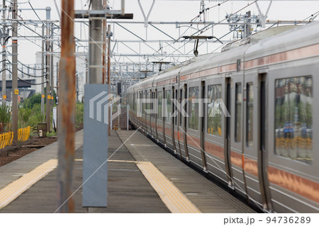 愛知県稲沢駅のホームと鉄道線路の風景 94736289