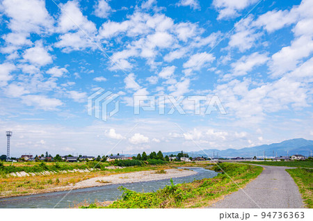 秋の田園風景と河川　松本市 94736363