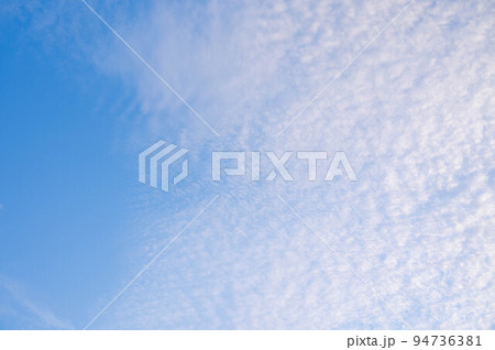 細かいいわし雲が広がる様子 細かいいわし雲が広がる様子 94736381
