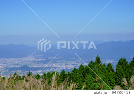 葛城高原のススキの原から畝傍山を見下ろす 94736413