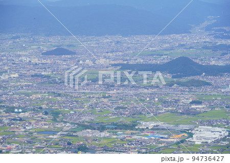 葛城山ロープウエイから大和三山を見下ろす 94736427