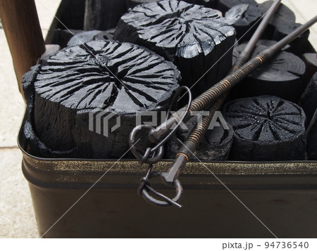 木炭と火箸 94736540