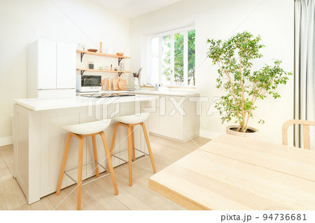 明るい光が射し込むキッチン ダイニング インテリア イメージ 明るい光が射し込むキッチン ダイニング インテリア イメージ 94736681