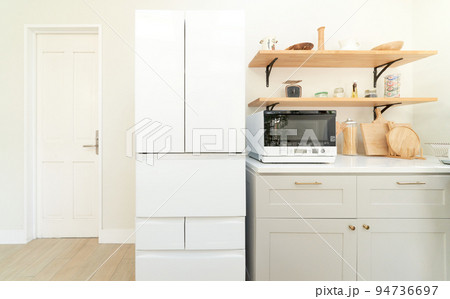 大きな冷蔵庫があるキッチン　インテリア　イメージ 94736697