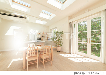 明るい光が射し込むダイニングルーム　キッチン　インテリア　イメージ 94736709