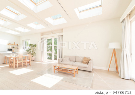 明るい光が射し込むリビングルーム 住宅 インテリア イメージ 明るい光が射し込むリビングルーム 住宅 インテリア イメージ 94736712