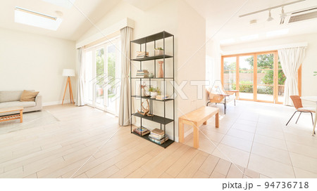 明るい光が射し込むリビングルーム　サンルーム　インテリア　イメージ 94736718