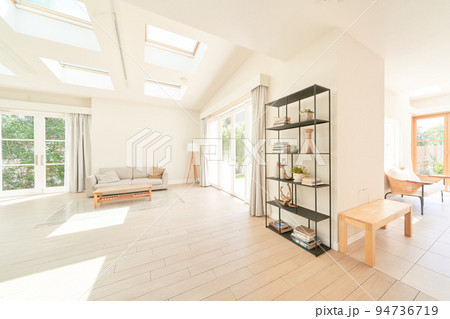 明るい光が射し込むリビングルーム 住宅 インテリア イメージ 明るい光が射し込むリビングルーム 住宅 インテリア イメージ 94736719