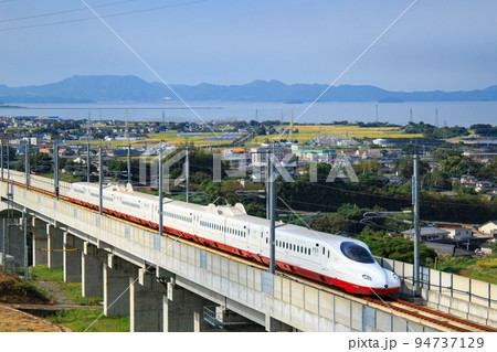 大村の街を背景に武雄温泉を目指す新幹線「かもめ」(JR九州 西九州新幹線) 大村の街を背景に武雄温泉を目指す新幹線「かもめ」(JR九州 西九州新幹線) 94737129