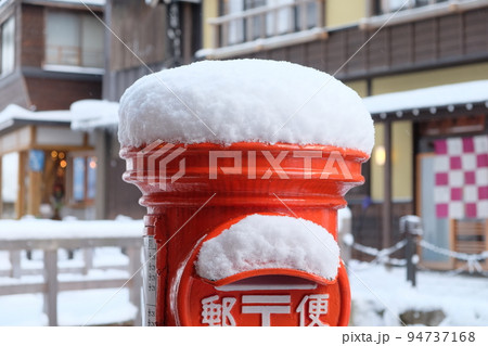 雪の積もった郵便ポスト 94737168