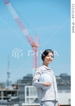 ヘルメットを持つ若い女性現場監督 ヘルメットを持つ若い女性現場監督 94737212