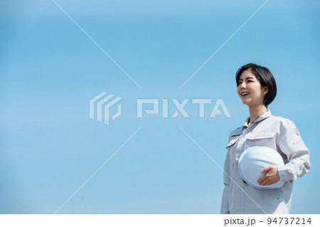 ヘルメットを持つ若い女性現場監督 ヘルメットを持つ若い女性現場監督 94737214