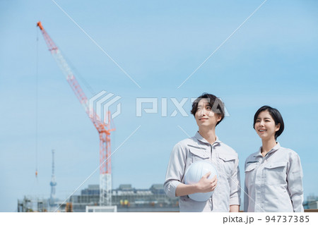若い男女作業員 94737385