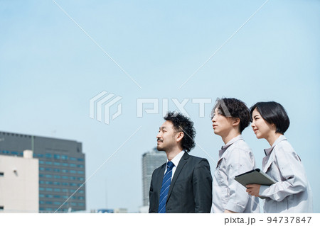 現場監督と営業担当 94737847