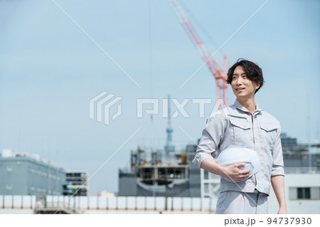 若い男性現場監督 94737930