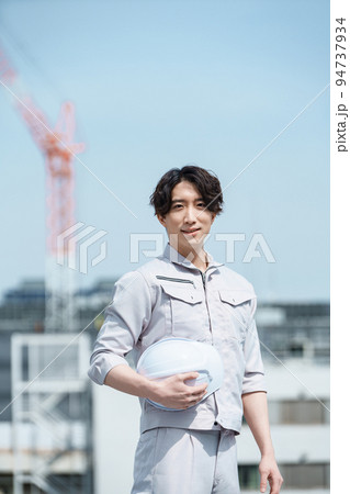 若い男性現場監督 94737934