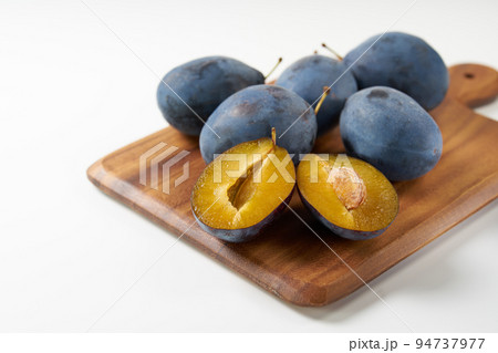 プルーンを白背景で プルーンを白背景で 94737977