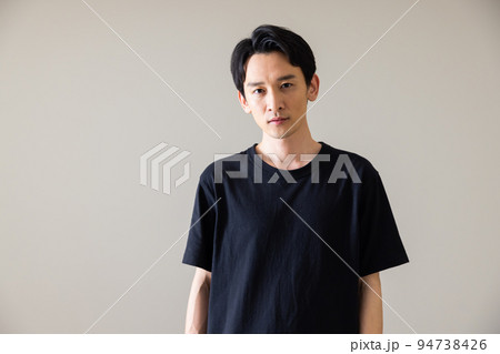 黒いTシャツの男性 黒いTシャツの男性 94738426